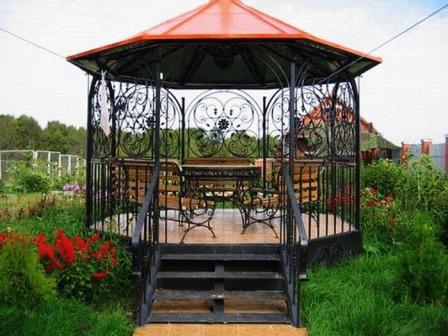 Интересный вариант беседки из металла