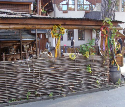 Плетеный забор своими руками