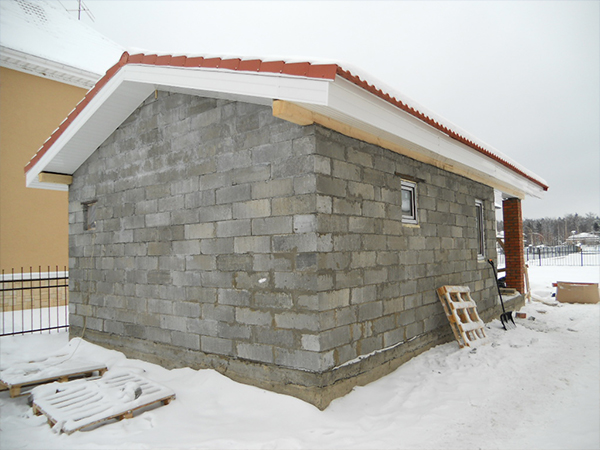 Баня из пеноблоков с двускатной крышей