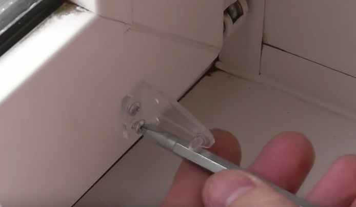 Крепим фиксатор с другой стороны