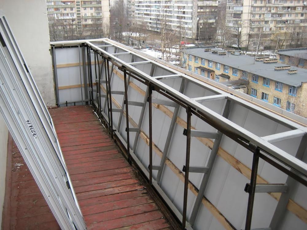 На фото - укрепление парапета балкона металлическим уголком